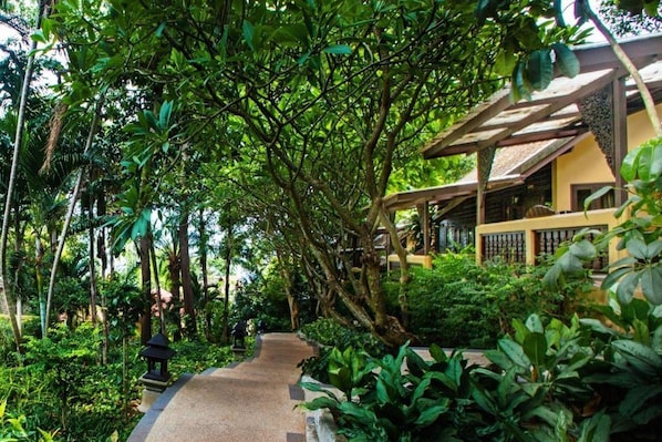 Property grounds - Fair House Beach Resort & Hotel (Koh Samui)
