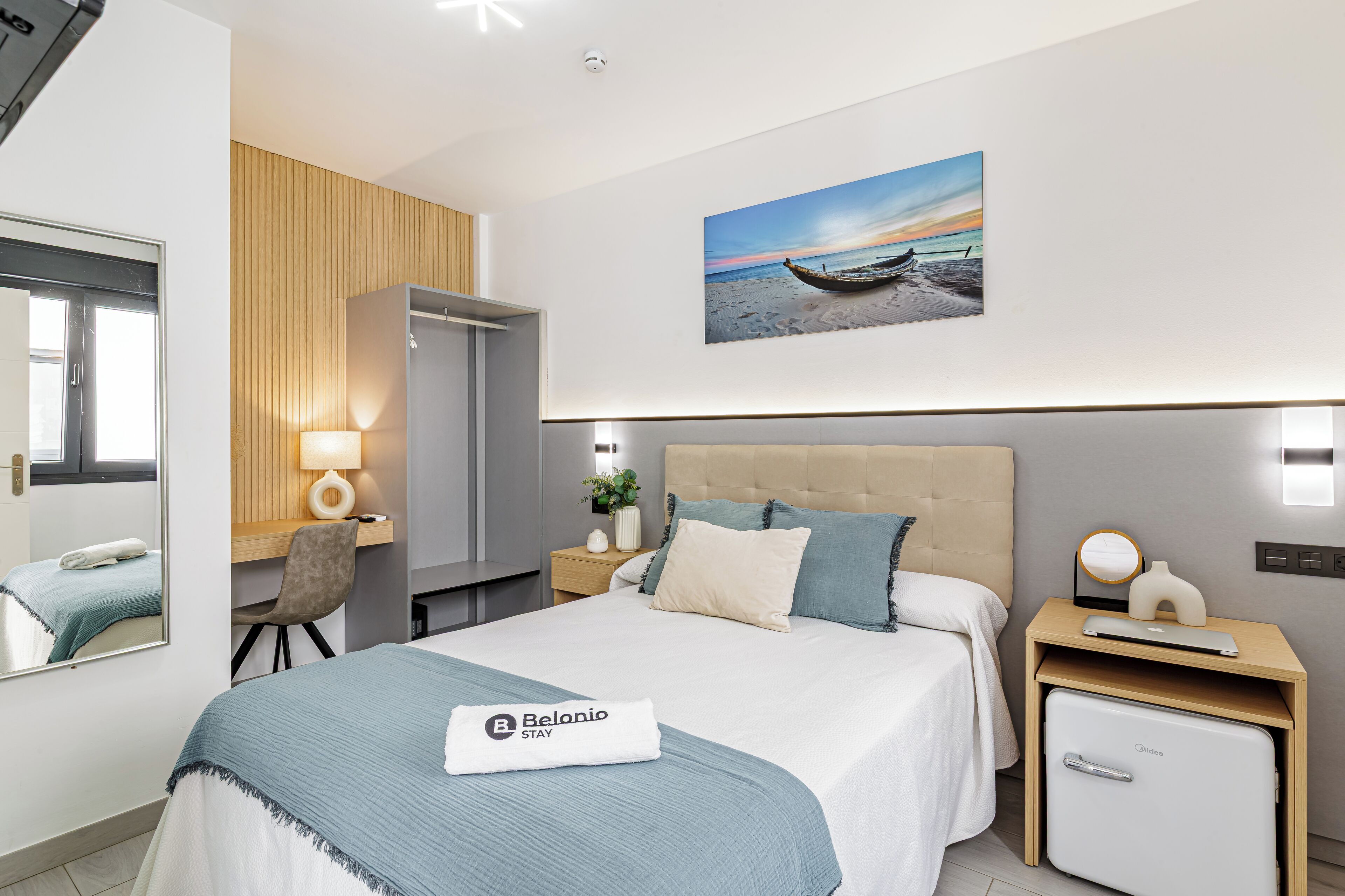 Tweepersoonskamer | Een bureau, een laptopwerkplek, gratis wifi, beddengoed