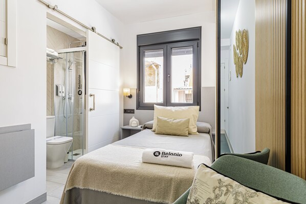 1 bedroom, desk, laptop workspace, free WiFi