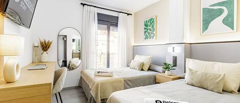 Dreibettzimmer, Balkon | Schreibtisch, laptopgeeigneter Arbeitsplatz, kostenloses WLAN