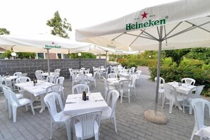 Tempat makan outdoor