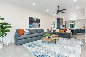 TV - Keefer Haus at Camp Warnecke*Comal Riverfront w/ Pool*Walk to Downtown NBTX (New Braunfels)