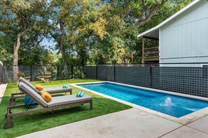 A heated pool - Keefer Haus at Camp Warnecke*Comal Riverfront w/ Pool*Walk to Downtown NBTX (New Braunfels)