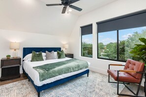 3 bedrooms, WiFi, bed sheets - Keefer Haus at Camp Warnecke*Comal Riverfront w/ Pool*Walk to Downtown NBTX (New Braunfels)