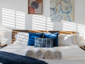 4 habitaciones, escritorio y tabla de planchar con plancha