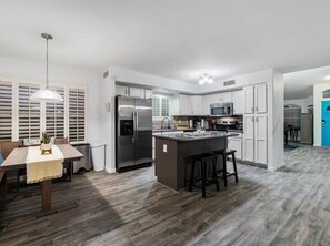 Fridge, microwave, oven, stovetop - Red Mountain Ranch home, BBQ, pool (Mesa)