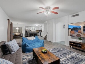 TV, lareira, escritórios