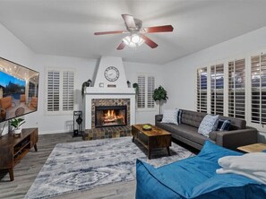 TV, lareira, escritórios