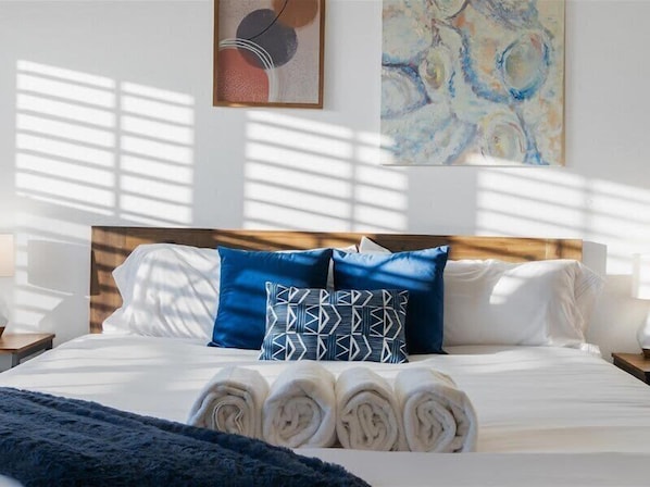 4 habitaciones, escritorio y tabla de planchar con plancha 