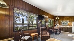 家庭小屋, 2 間臥室, 湖景, 海濱 | 起居區 | 32-吋電視、有線頻道、乒乓球
