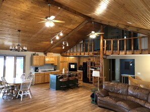 Smart TV, fireplace, DVD player, ping pong - Spacious home on the lake! (Finlayson)