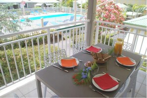 Outdoor dining - Family home located in the countryside, 5 minutes from the town center. (SAINT FRANCOIS)