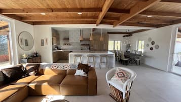 Smart TV, fireplace, table tennis, stereo