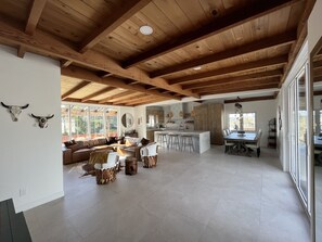 Smart TV, fireplace, table tennis, stereo