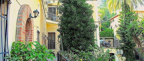 المنطقة المحيطة بالمنشأة