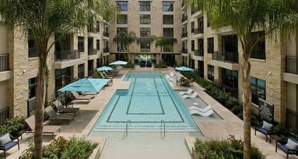 Centrally located 1 bedroom condo in Galleria