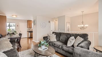 Smart TV, pebolim, mesa de pingue-pongue, monitores de computador