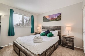 4 soverom, skrivebord, strykejern/-brett og reiseseng for barn