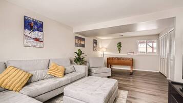 Smart TV, pebolim, mesa de pingue-pongue, monitores de computador