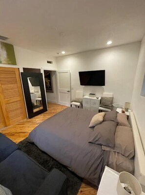 2 chambres, bureau, fer et planche à repasser, accès au Wi-Fi (inclus)