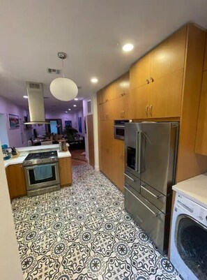 Réfrigérateur, four à micro-ondes, un four, surface de cuisson