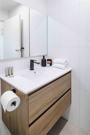 Shower, hair dryer, towels, shampoo