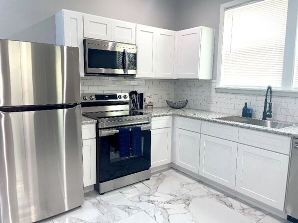 Full-size fridge, dishwasher, freezer - Historical District- Cozy Mid City Modern 1bd/1bath-Minutes from LSU (Baton Rouge)