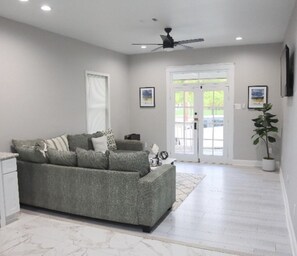 Flat-screen TV - Historical District- Cozy Mid City Modern 1bd/1bath-Minutes from LSU (Baton Rouge)