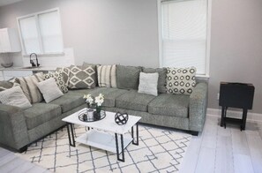 Flat-screen TV - Historical District- Cozy Mid City Modern 1bd/1bath-Minutes from LSU (Baton Rouge)