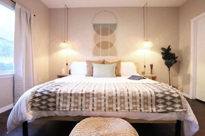 1 habitación, escritorio, tabla de planchar con plancha y cuna de viaje 