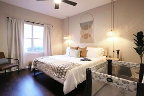 1 slaapkamer, een bureau, een strijkplank/strijkijzer, reisbedje