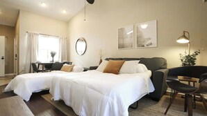 1 bedroom, desk, iron/ironing board, travel cot - The Nomad at Gables | King Bed • Pool • Garage (Gainesville)