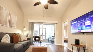 TV, Netflix, streaming services, offices - The Nomad at Gables | King Bed • Pool • Garage (Gainesville)