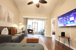 TV, Netflix, streaming services, offices - The Nomad at Gables | King Bed • Pool • Garage (Gainesville)