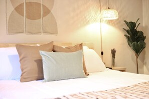 1 chambre, bureau, fer et planche à repasser, lit parapluie