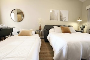 1 bedroom, desk, iron/ironing board, travel cot - The Nomad at Gables | King Bed • Pool • Garage (Gainesville)