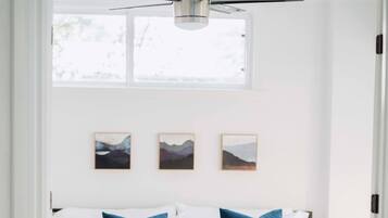 4 bedrooms, iron/ironing board, WiFi, bed sheets