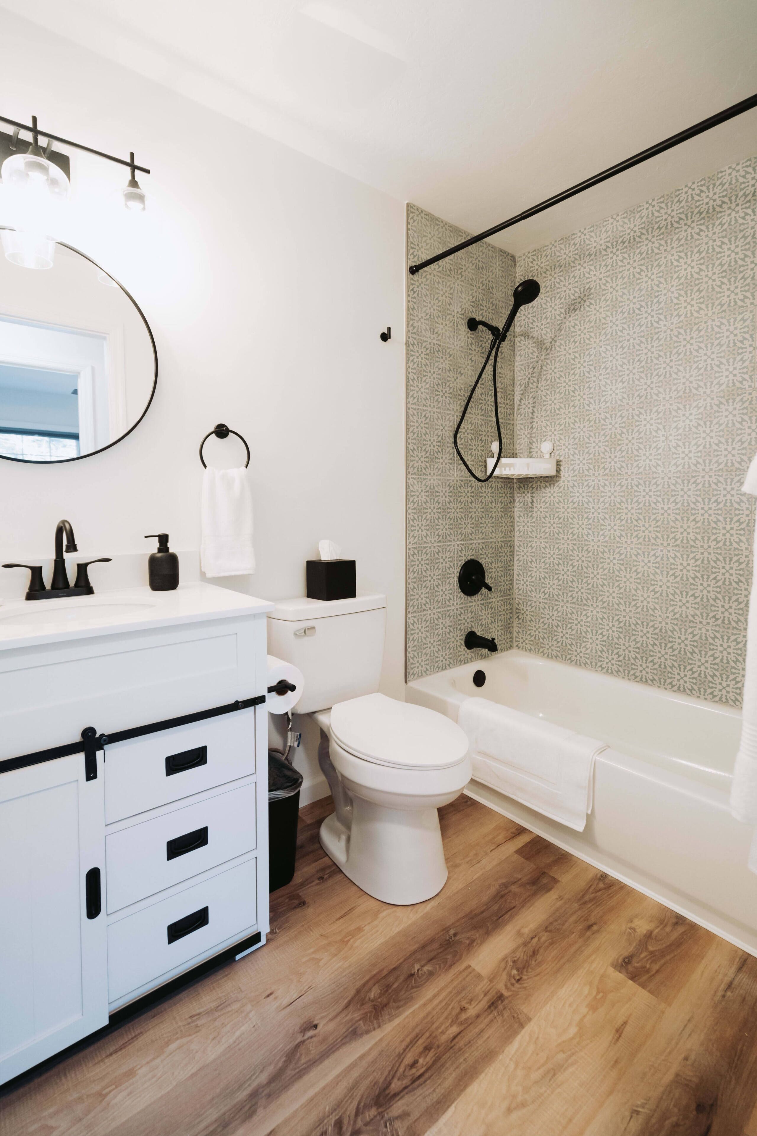 Banheira, secador de cabelo, toalhas de banho 