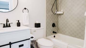 Banheira, secador de cabelo, toalhas de banho