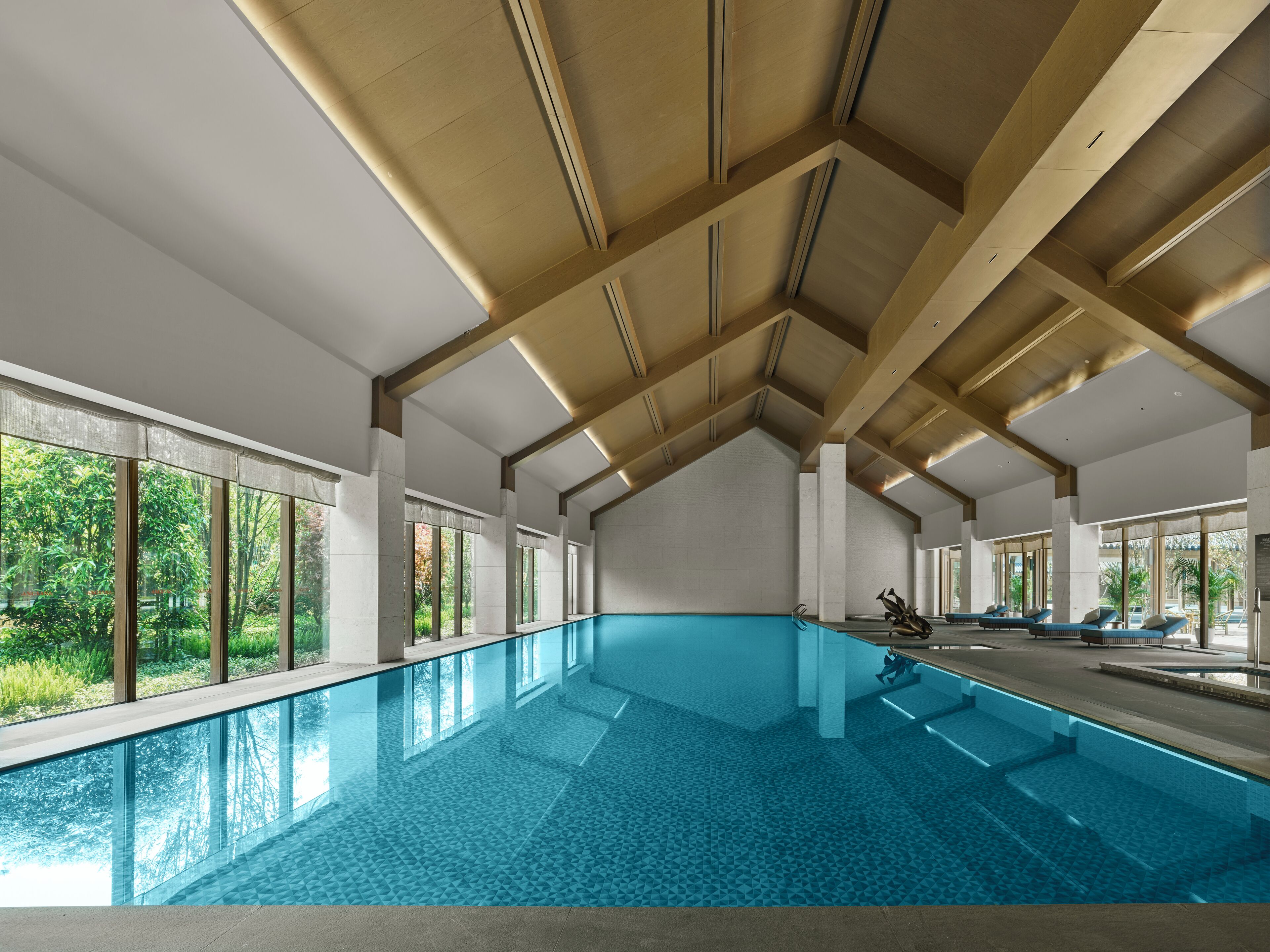 Una piscina techada, una piscina al aire libre de temporada