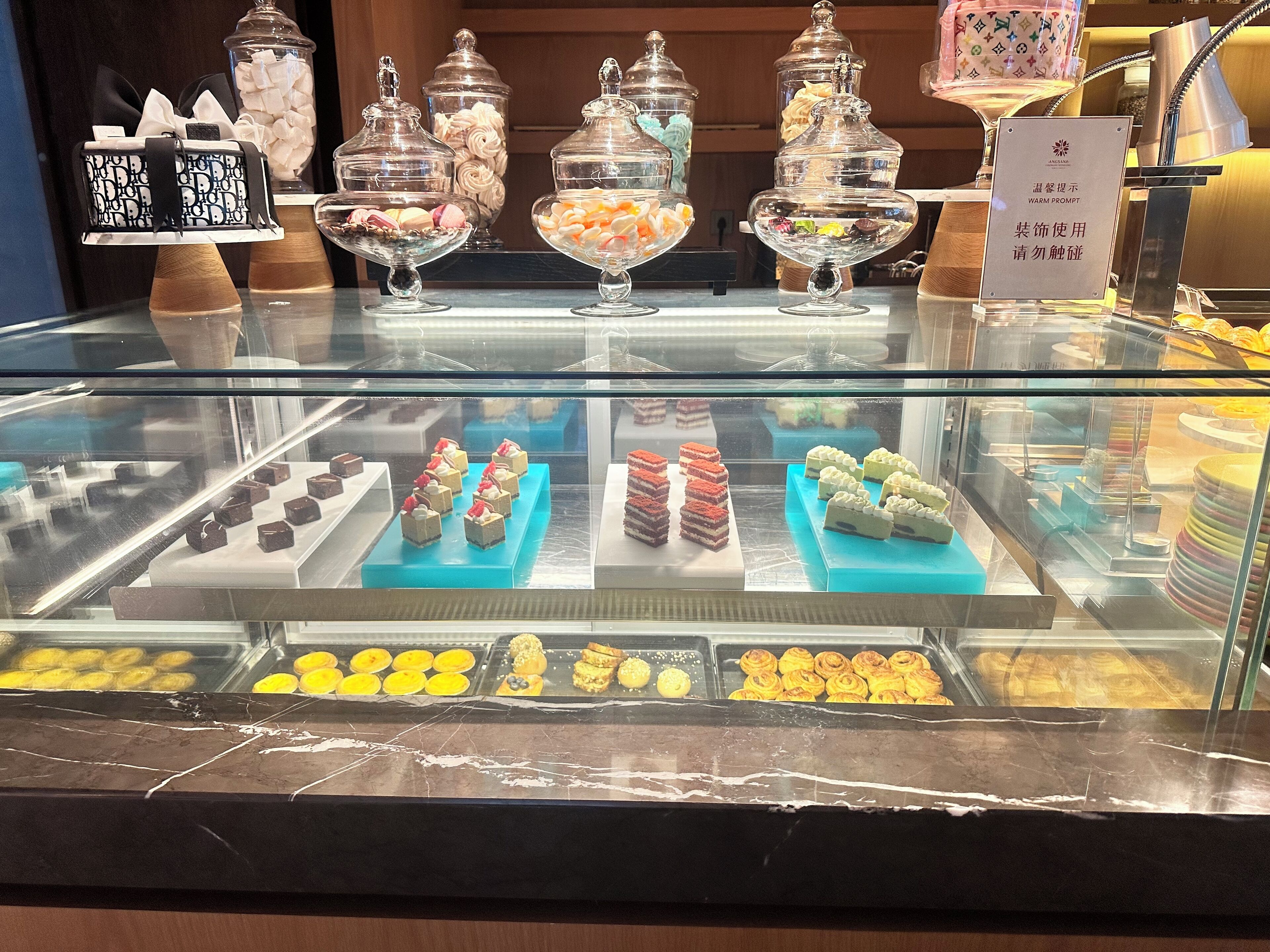 每日供應自助早餐 (費用另計)