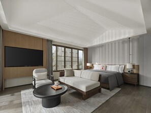 Familienzimmer, 1 King-Bett, zum Innenhof hin | Daunenbettdecken, Minibar, Zimmersafe, individuell dekoriert