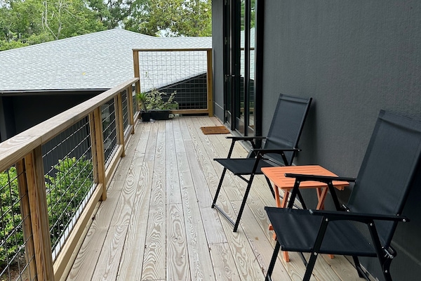 Balcony and entrance