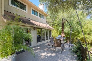 Outdoor dining - Greenbelt Access & Views, Close to DT (Austin)