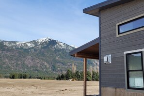 Property grounds - Hash Cabin- Stunning Mountain Views, Close to GNP! (Columbia Falls)