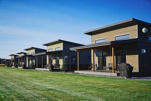 Exterior - Hash Cabin- Stunning Mountain Views, Close to GNP! (Columbia Falls)