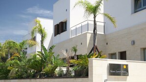 Pintu masuk properti