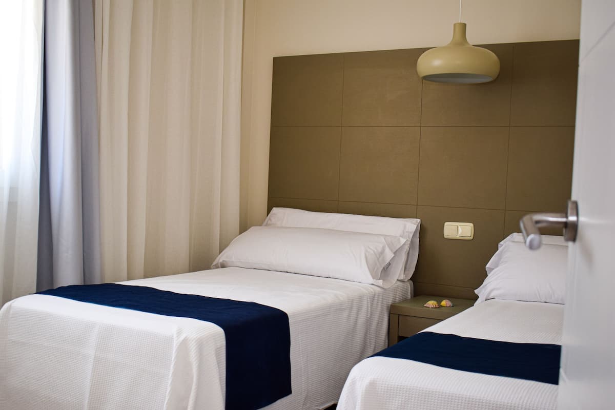 Appartement Standard | Matelas mémoire de forme, espace de travail pour ordinateur portable