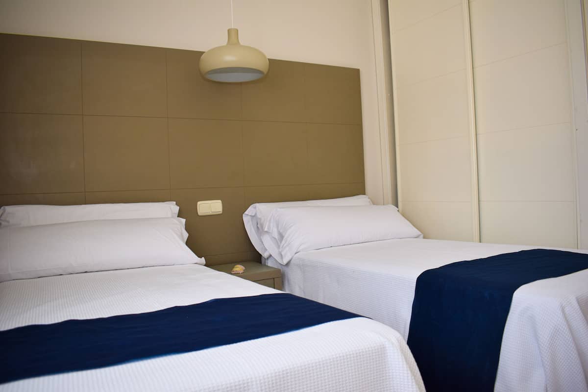 Appartement Familial | Matelas mémoire de forme, espace de travail pour ordinateur portable