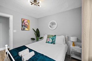 4 bedrooms, desk, iron/ironing board, WiFi - Newly remodeled 4BRs next to OSU&Expo, 2 FREE Parking. (Columbus)
